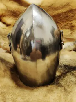 Stredoveký rytier pancierová doska prilba môže nosiť helmu, a tvár prilba je zaslaný.